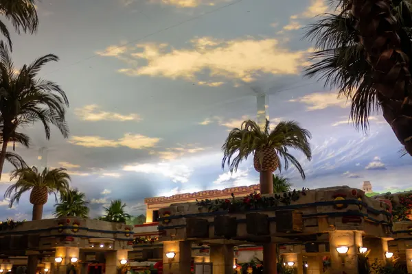 Salle tropicale du Club Regent sous un ciel peint